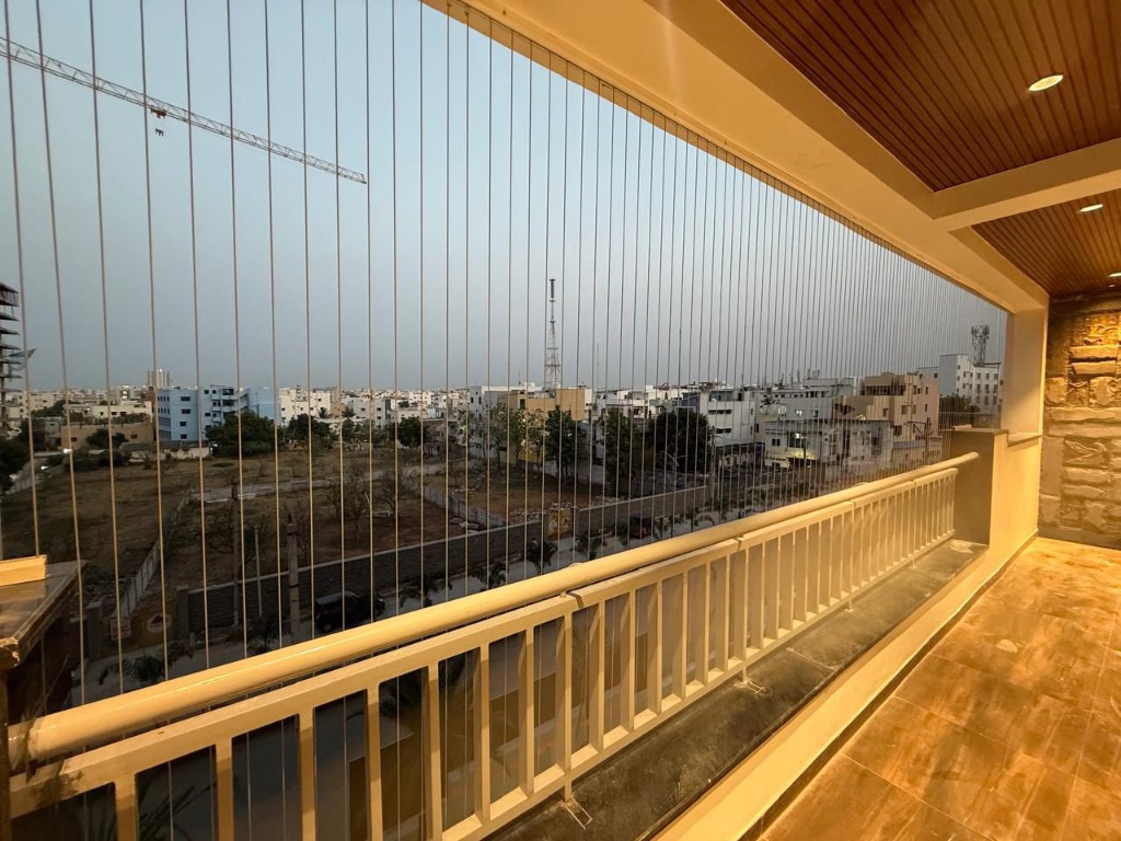 Invisible grill installation reference in a modern balcony
